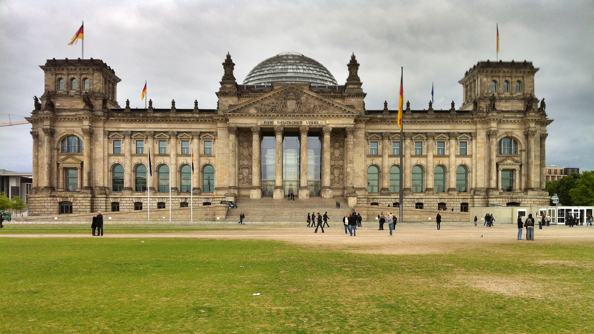 Reichstagsgebäude (kurz: Reichstag; offiziell: Plenarbereich Reichstagsgebäude) am Platz der Republik in Berlin ist seit 1999 Sitz des Deutschen Bundestages. Auch die Bundesversammlung tritt hier seit 1994 zur Wahl des deutschen Bundespräsidenten zusammen.
Der Bau wurde von dem Architekten Paul Wallot 1884 bis 1894 im Stil der Neorenaissance im Ortsteil Tiergarten (heute zum Bezirk Mitte gehörend) errichtet. Er beherbergte sowohl den Reichstag des Deutsches Kaiserreiches als auch den Reichstag der Weimarer Republik. Durch den Reichstagsbrand von 1933 und durch Auswirkungen des Zweiten Weltkriegs schwer beschädigt, wurde das Gebäude in den 1960er Jahren in modernisierter Form wiederhergestellt und von 1991 bis 1999 noch einmal grundlegend umgestaltet. (Quelle: Wikipedia) Aufgenommen mit einem iPhone 4 und der App ProHDR, Originalgröße unbearbeitet.
Breitengrad: 52° 0' 0