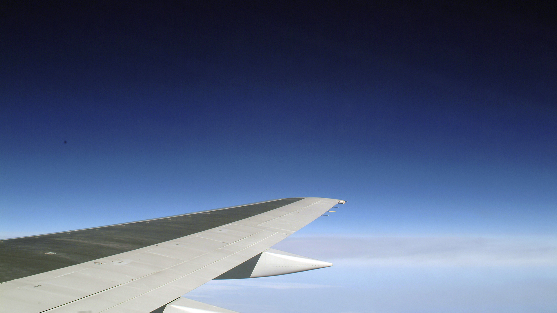 Blick aus einem Flugzeug mit blauem Himmel