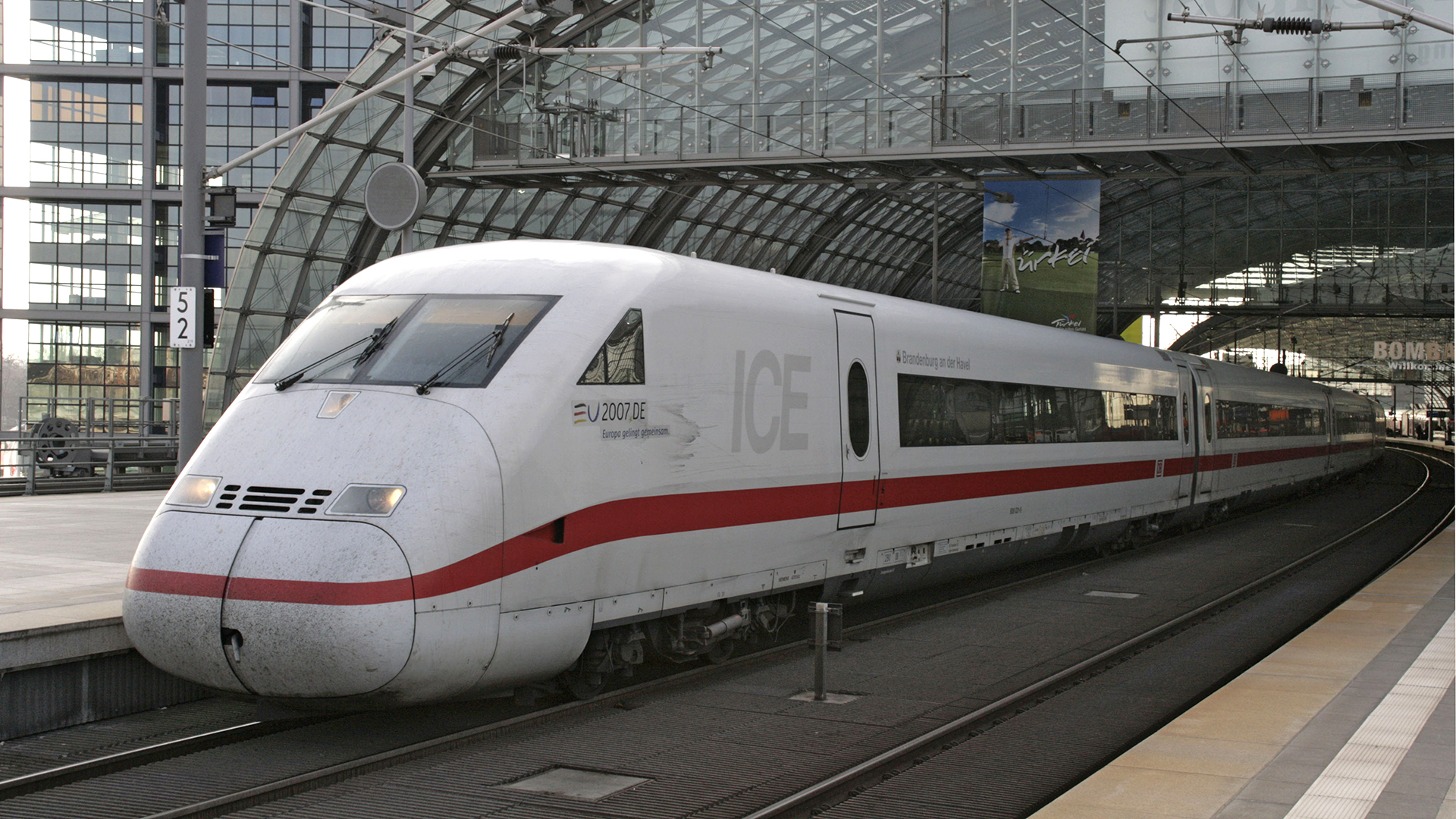 ICE fährt aus dem Hauptbahnhof Berlin heraus